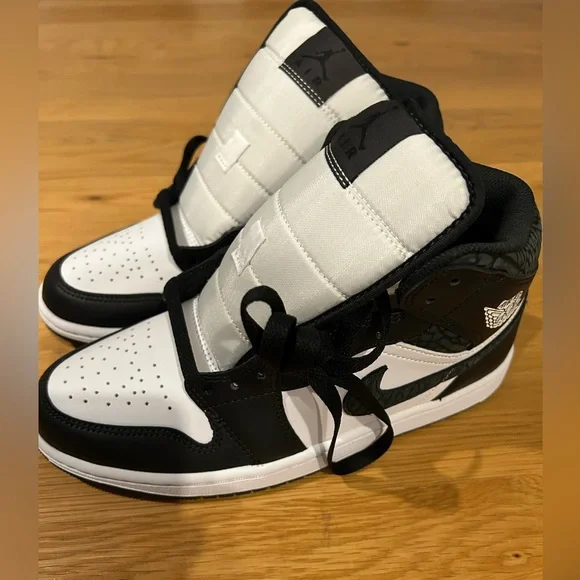 Air Jordan 1 mid SE. these are also brand new. An impulsive purchase from me. - Picture 2 of 5